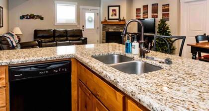 Montague Manor" W&D, Hot Tub, Queen Beds, Sleeps6