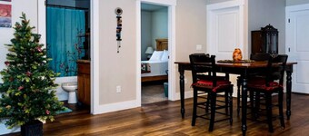 Montague Manor" W&D, Hot Tub, Queen Beds, Sleeps6