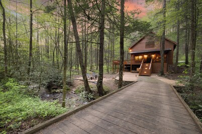 Cozy Cohutta Cabin - Creek Front Mountain Cabin - Hot Tub - Pet Friendly