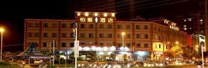 A multi-story hotel with a prominent sign at the entrance. - Meisi Park Lane Hotel (Heshan Qianjin South Road) (Heshan)