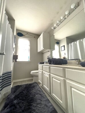 Combined shower/bathtub, jetted bath, bidet, towels