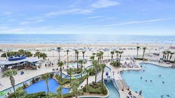 Innendørsbasseng og et oppvarmet basseng