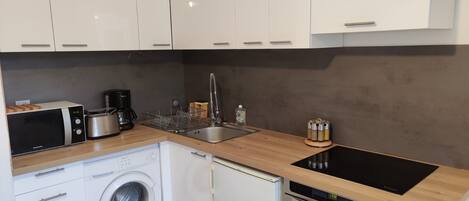 Geladeira, micro-ondas, fogão, cooktop