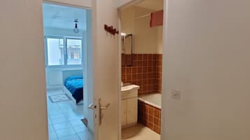 Combined shower/tub, towels, toilet paper