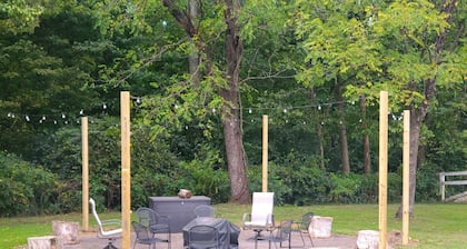 Cozy efficiency ONE large room ONE QUEEN bed apartment with kitchenette no oven.