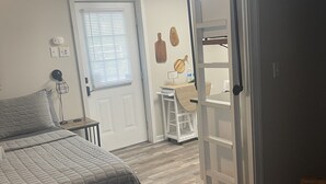 Une chambre à coucher avec un lit, un bureau et une armoire.