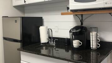 Frigorífico, microondas, cafetera o tetera y tostadora