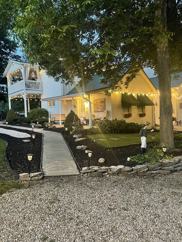 Cozy efficiency ONE large room ONE QUEEN bed apartment with kitchenette no oven.