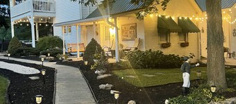 Cozy efficiency ONE large room ONE QUEEN bed apartment with kitchenette no oven.