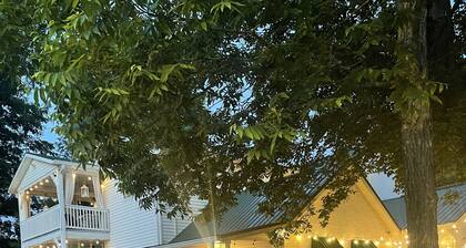 Cozy efficiency ONE large room ONE QUEEN bed apartment with kitchenette no oven.