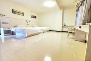 Habitación de hotel con cama, escritorio y zona de baño.