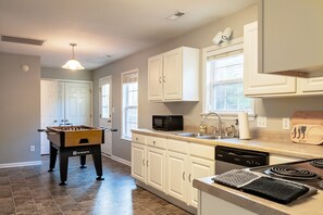 Een koelkast, een magnetron, een oven, een kookplaat