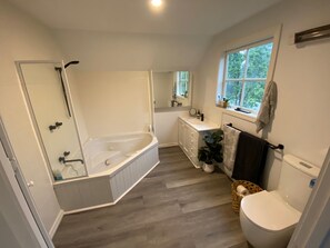 Combined shower/bathtub, jetted bath, hair dryer, soap - Magic views of Mt Buller with generous accommodation and entertaining options (Merrijig)