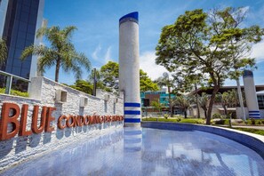 Outdoor pool, a heated pool - Charming condominium 5 minutes from Recreio dos Bandeirantes beach (RJ)