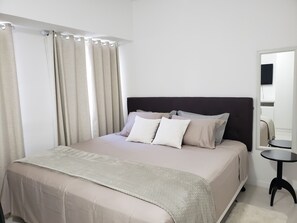 2 habitaciones, escritorio y tabla de planchar con plancha 