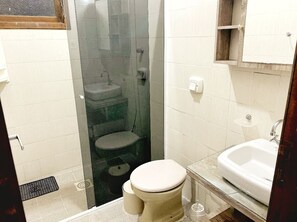 Een douche, handdoeken, toiletpapier