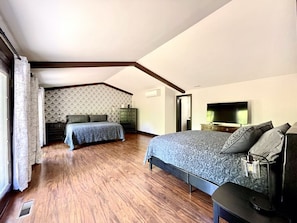6 habitaciones, escritorio y tabla de planchar con plancha