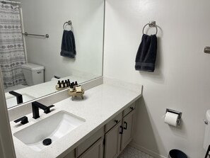 Ensemble douche/baignoire, sèche-cheveux, serviettes fournies, savon