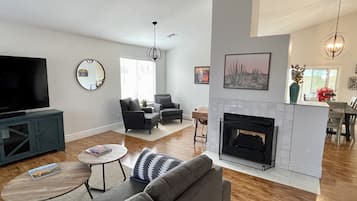 Téléviseur connecté, foyer, table de ping-pong, chaîne audio