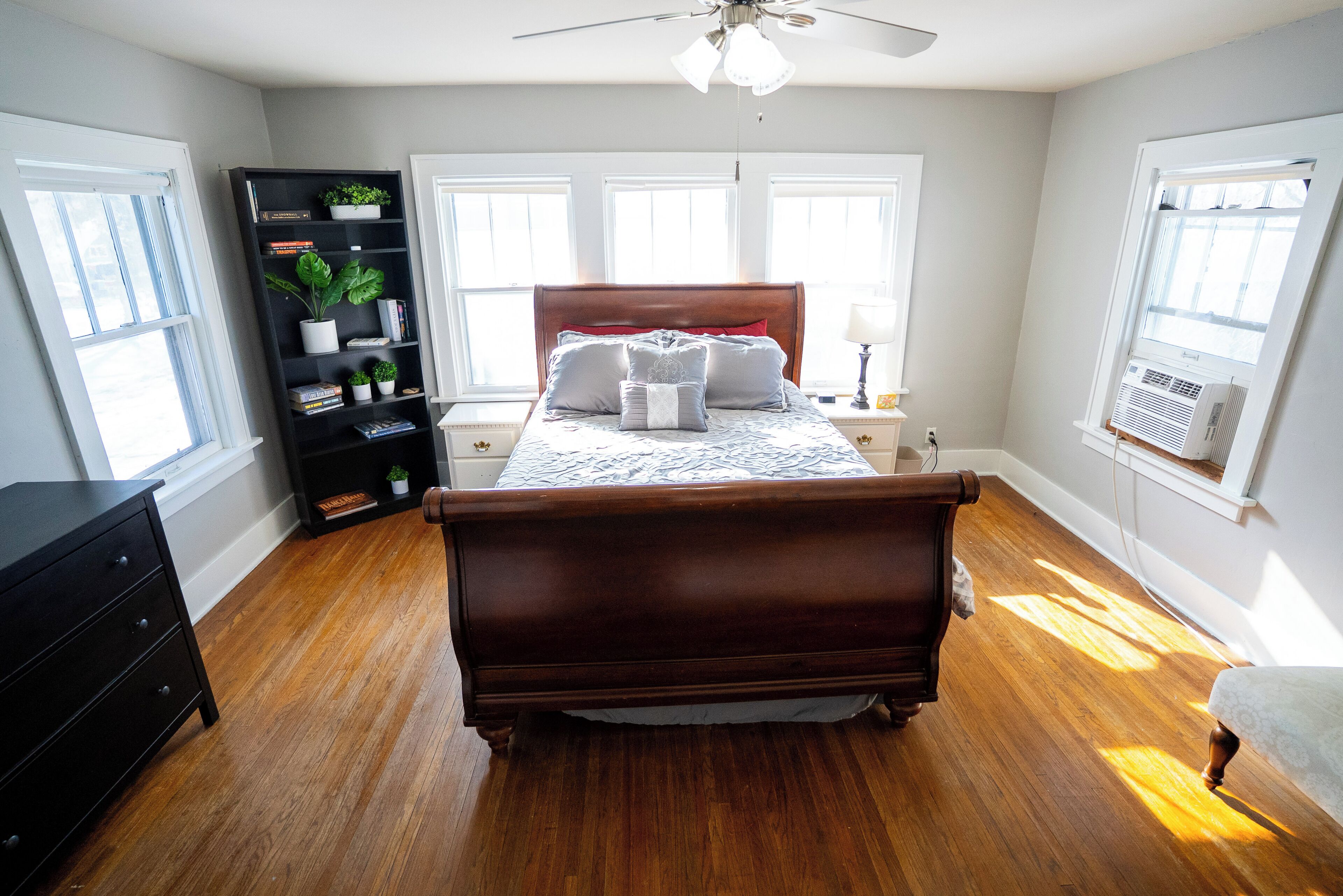 4 chambres, coffres-forts dans les chambres, bureau
