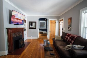 Älytelevisio, takka, kirjoja, tietokoneen näyttö