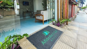 A hotel entrance with a reception desk, seating area, and a clear glass facade. - Hotel Atlântico Sul (Ipojuca)