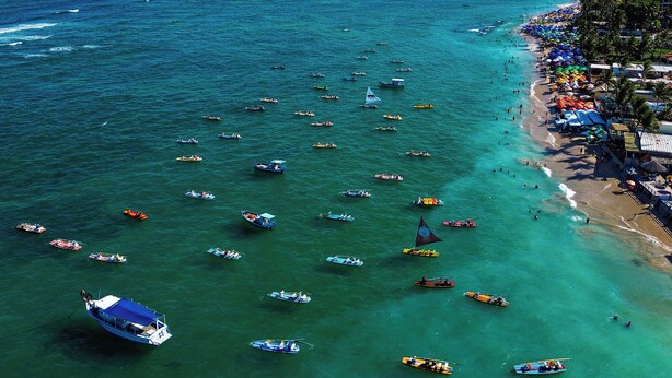 An aerial view of a beach with numerous boats and umbrellas. - Hotel Atlântico Sul (Ipojuca)