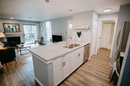 Modern, Bright Retreat  for Couples and Business Travel - King Bed