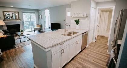 Modern, Bright Retreat for Couples and Business Travel - King Bed