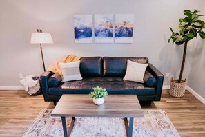 Smart TV - Modern, Bright Retreat  for Couples and Business Travel - King Bed (Denver)