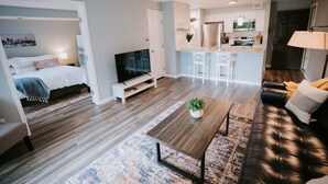 Um apartamento moderno com sala de estar, cozinha e quarto.
