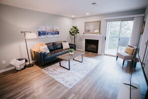 Smart TV - Modern, Bright Retreat  for Couples and Business Travel - King Bed (Denver)