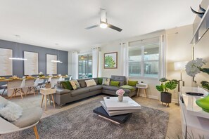 Una Smart TV, videojuegos, un reproductor de DVD, un futbolín