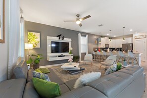 Una Smart TV, videojuegos, un reproductor de DVD, un futbolín