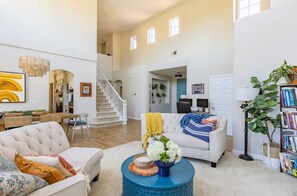 Smart TV, chimenea, tenis de mesa y libros 