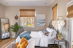 5 bedrooms, desk, iron/ironing board, free WiFi - Stylish San Diego Oasis with Jacuzzi, Pool, Firepit and Close to Great Trails (San Diego)