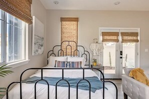 5 habitaciones, escritorio y tabla de planchar con plancha 