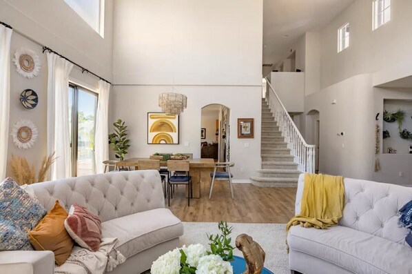 Smart TV, chimenea, tenis de mesa y libros 