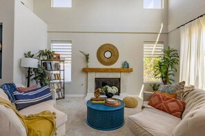 Smart TV, fireplace, ping pong, books - Stylish San Diego Oasis with Jacuzzi, Pool, Firepit and Close to Great Trails (San Diego)