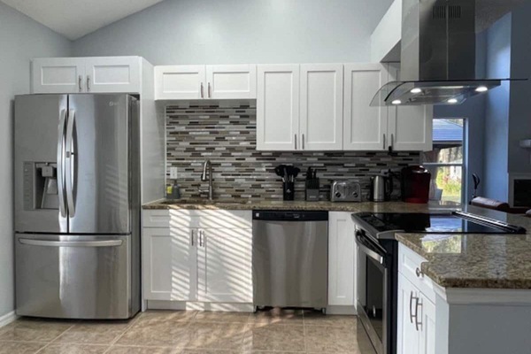 Køleskab, mikrobølgeovn, ovn, kogeplade