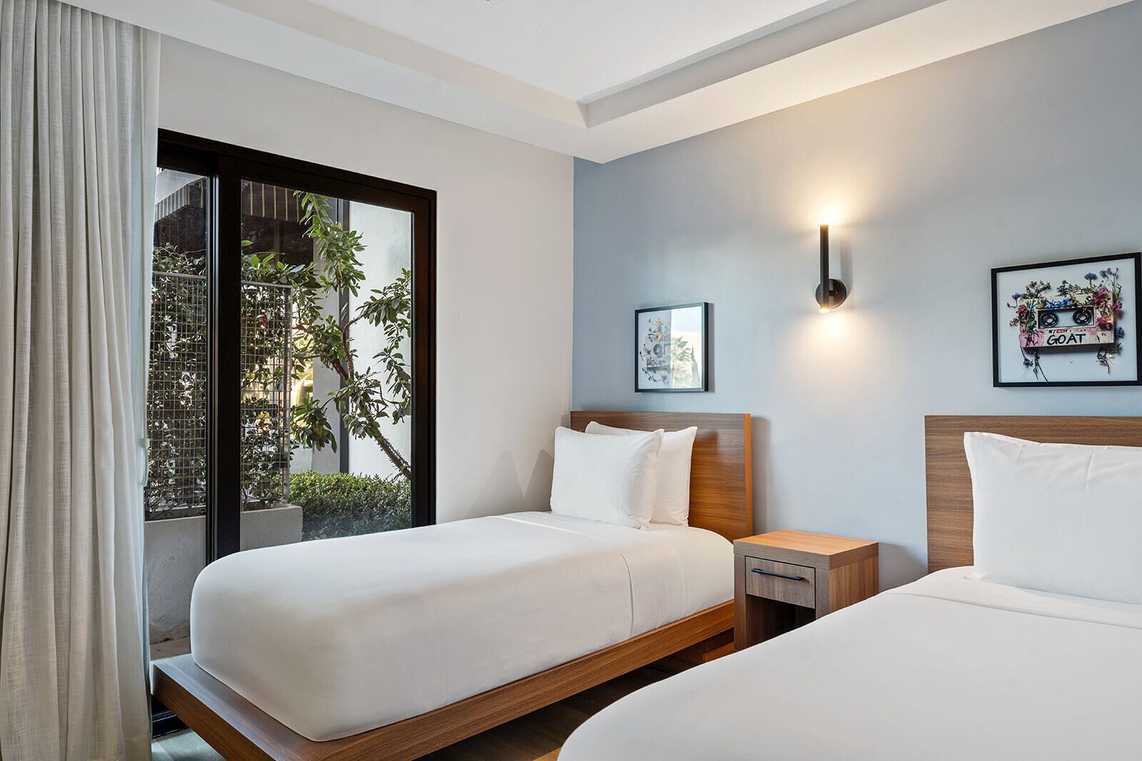 Standard Room, 2 Twin Beds (Roll-In Shower) | 1 bedroom, pillowtop beds, in-room safe, individually decorated