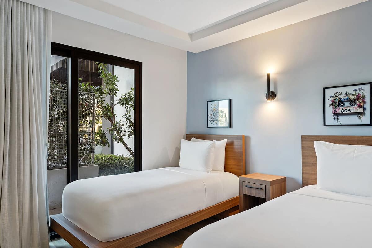 Standard Room, 2 Twin Beds (Roll-In Shower) | 1 bedroom, pillowtop beds, in-room safe, individually decorated