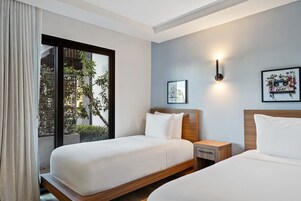 Standard Room, 2 Twin Beds (Roll-In Shower) | 1 bedroom, pillowtop beds, in-room safe, individually decorated