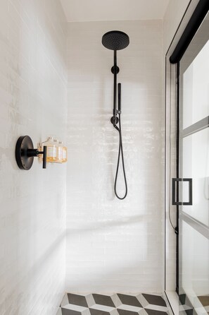 Dusj, designertoalettartikler, hårføner og håndklær