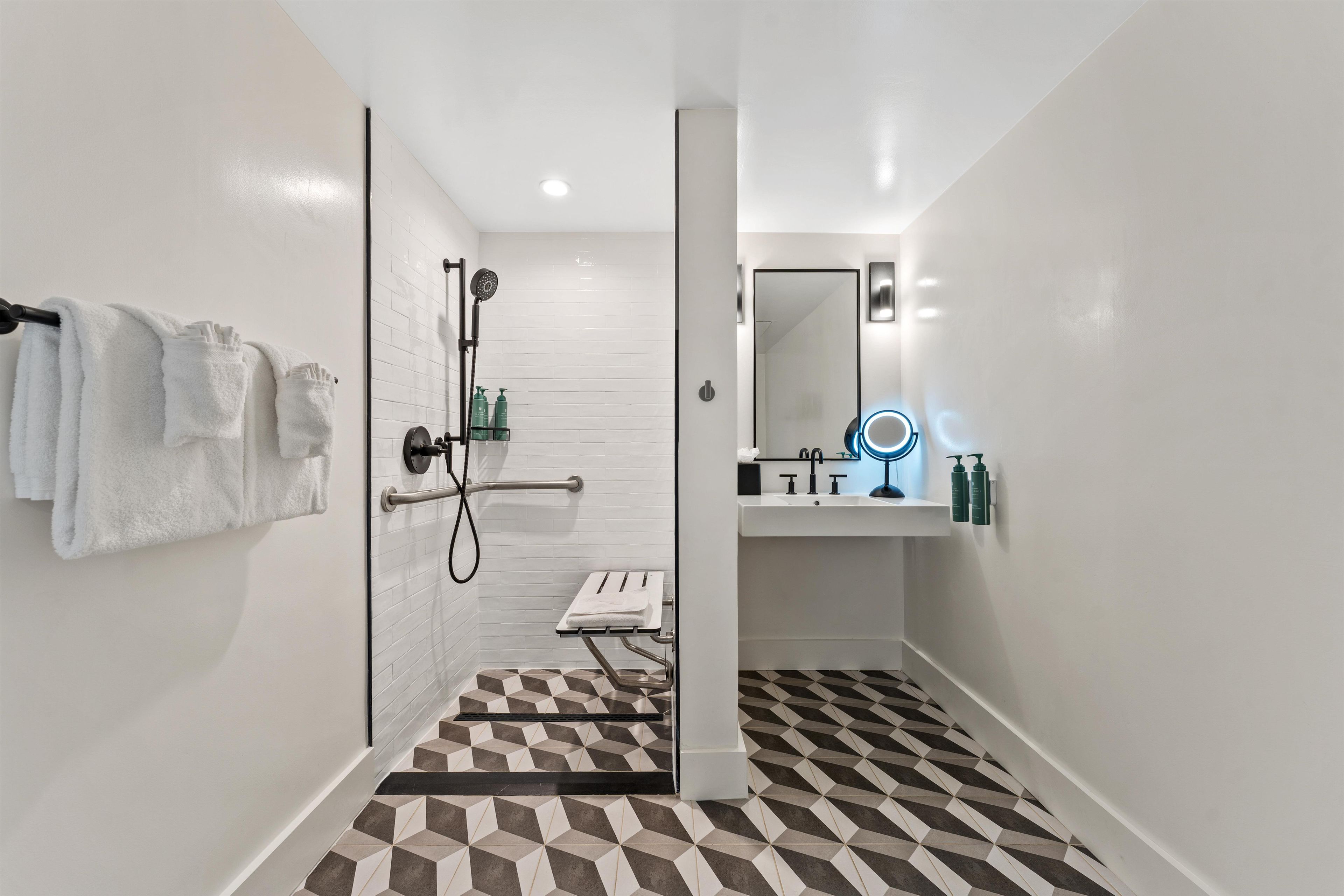 Un baño moderno con ducha, inodoro y lavamanos.