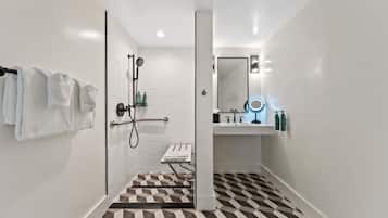Un baño moderno con ducha, inodoro y lavamanos.