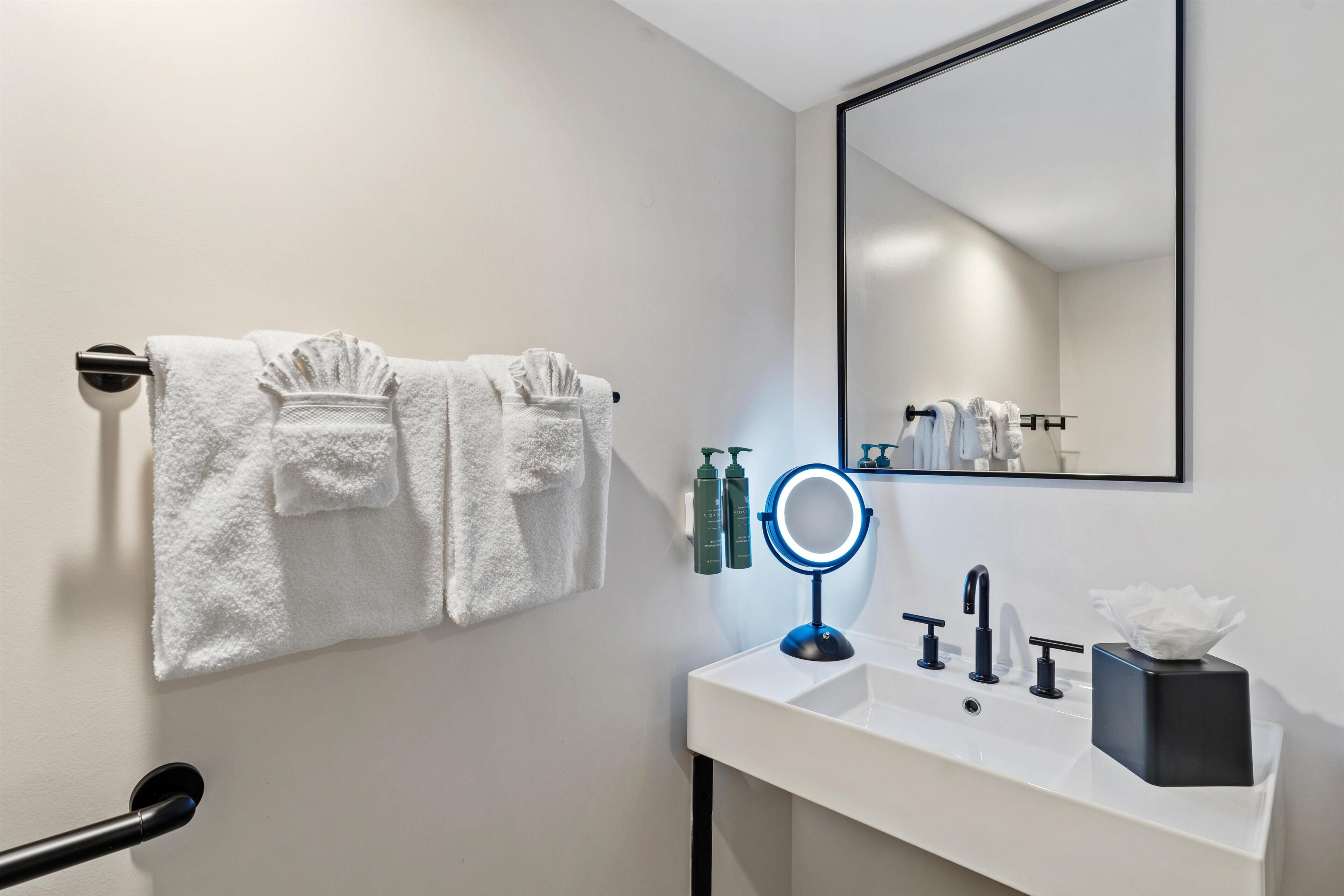 Een douche, designer toiletartikelen, een haardroger, handdoeken