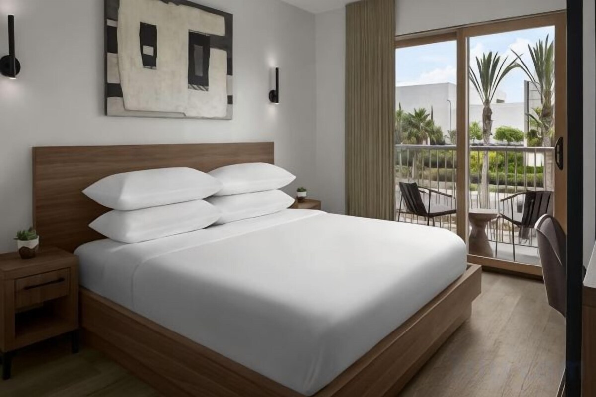 King Room With Balcony And Roll-in Shower-Mobility Accessible