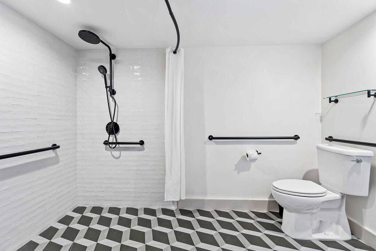 Chambre Deluxe, 1 très grand lit (Mobility, with Peloton) | Salle de bain