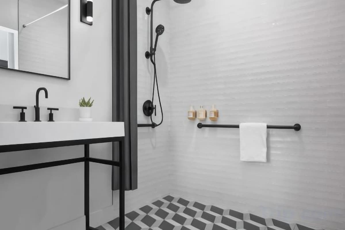 Regadera, amenidades de baño de diseñador, secadora de cabello, toallas
